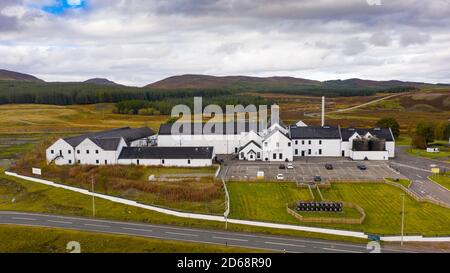 Luftaufnahme der Dalwhinnie Distillery in Scottish Highlands, Schottland, UK Stockfoto