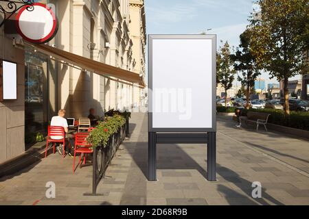 Leere Reklametafeln, Schilder und Plakate vor der Veranda des Cafés. Stockfoto