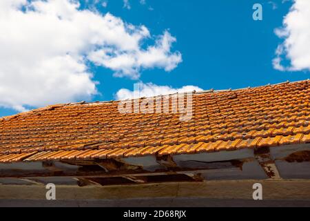 Gefliestes Dach des alten rustikalen Hauses Stockfoto
