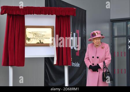 Queen Elizabeth II enthüllt eine Plakette zur offiziellen Eröffnung des neuen Energetics Analysis Center im Defense Science and Technology Laboratory (DSTL) in Porton Down, Wiltshire. Stockfoto