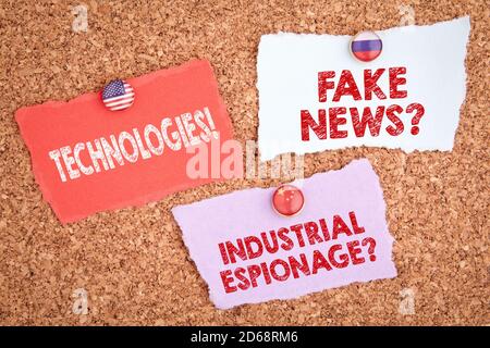 TECHNOLOGIEN, FAKE NEWS UND INDUSTRIESPIONAGE. Blatt Papier mit Stiften mit Nationalflaggen. Vereinigte Staaten von Amerika, Russland und China Stockfoto