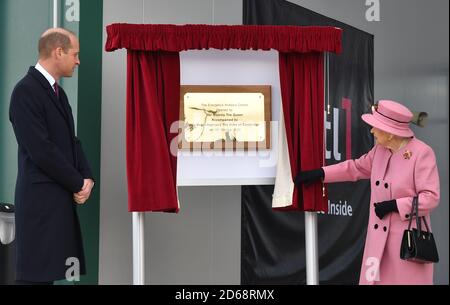 Der Herzog von Cambridge sieht zu, wie Königin Elizabeth II. Eine Plakette enthüllt, um das neue Energetics Analysis Center am Defense Science and Technology Laboratory (DSTL) in Porton Down, Wiltshire, offiziell zu eröffnen. Stockfoto