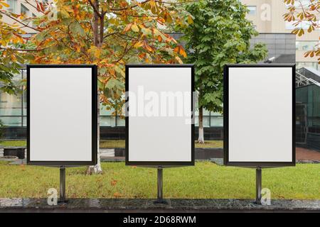 Werbung Plakatwand steht Mock up auf der Straße. Stockfoto