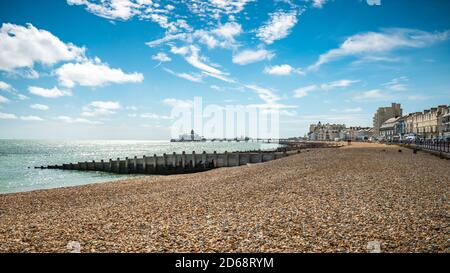 Eastbourne Seafront and Pier, East Sussex, England. Ein Sommer Blick auf die Küste der englischen Südküste Küstenstadt mit seinem Wahrzeichen Pier. Stockfoto