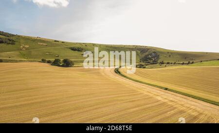 Long man of Wilmington and the South Downs, England. Ein Sommerblick auf die Landschaft der South Downs mit der auf dem fernen Hügel sichtbaren Hügelfigur. Stockfoto