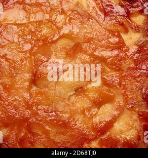 Gebackene Pie-Textur mit Quitte-Scheiben, Vollformat Stockfoto
