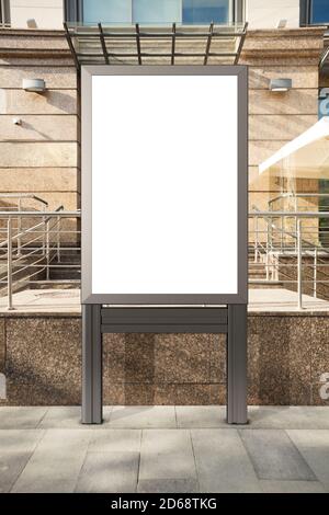 Vor dem Eingang einer Boutique oder eines Cafés ist ein leerer Plakatstand zu sehen. Stockfoto