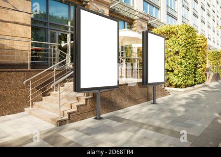 Vor dem Eingang einer Boutique oder eines Cafés ist ein leerer Plakatstand zu sehen. Stockfoto