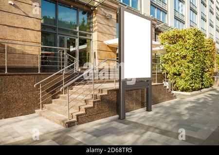 Vor dem Eingang einer Boutique oder eines Cafés ist ein leerer Plakatstand zu sehen. Stockfoto