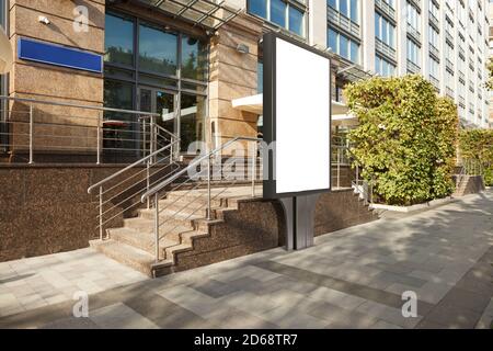 Vor dem Eingang einer Boutique oder eines Cafés ist ein leerer Plakatstand zu sehen. Stockfoto