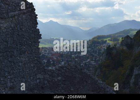 Herrliche Aussicht auf Schloss Neu Falkenstein und die Umgebung in St. Wolfgang Stockfoto