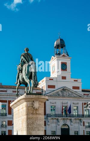 Der Puerta del Sol Platz im Zentrum von Madrid ist der wichtigste öffentliche Platz in der Stadt. König Karl III Statue und Uhrenturm Stockfoto