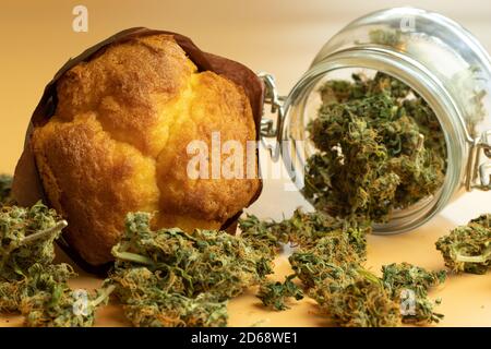 Muffin mit Cannabisknospen. Marihuana-Lebensmittelprodukte. Legale THC medizinische oder Freizeitnutzung Stockfoto