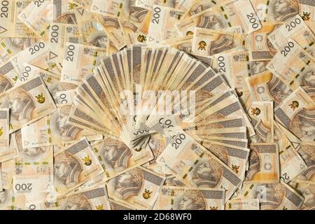 Eine Menge von 200 Zloty Rechnungen. Konzeptionelles Bild des Wirtschaftswachstums in Polen. Stockfoto