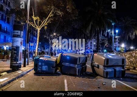 Barcelona, Spanien. Oktober 2020. Eine Barrikade aus Müllcontainern ist in Paseo de Colón zu sehen.Unterstützer der Unabhängigkeit Kataloniens demonstrierten vor der spanischen Nationalpolizei in der Via Laietana und durch die Straßen Barcelonas, um den ersten Jahrestag der Freiheitsstrafe für die katalanischen Unabhängigkeitsführer zu gedenken. Die Demonstration endete mit einer Anklage der Polizei, als die Demonstranten versuchten, Barrikaden einzurichten. Kredit: SOPA Images Limited/Alamy Live Nachrichten Stockfoto