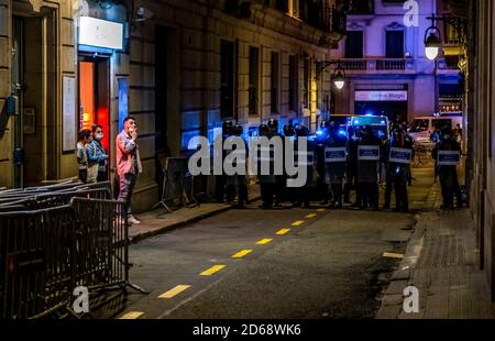 Barcelona, Spanien. Oktober 2020. Kunden einer Bar sind vor dem Gelände vor einem Block von Mossos d'esquadra Polizeibeamten zu sehen, die die Polizeistation Vía Laietana bewachen.Unterstützer für die Unabhängigkeit Kataloniens demonstrierten vor der spanischen Nationalpolizei in der Via Laietana und durch die Straßen Barcelonas, um zu gedenken Der erste Jahrestag der Haftstrafe für die katalanischen Unabhängigkeitsführer. Die Demonstration endete mit einer Anklage der Polizei, als die Demonstranten versuchten, Barrikaden einzurichten. Kredit: SOPA Images Limited/Alamy Live Nachrichten Stockfoto