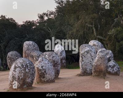 Almendres Cromlech (Cromeleque dos Almendres), ein ovaler Steinkreis aus der späten jungsteinzeit oder frühen Kupferzeit. Europa, Südeuropa, P Stockfoto