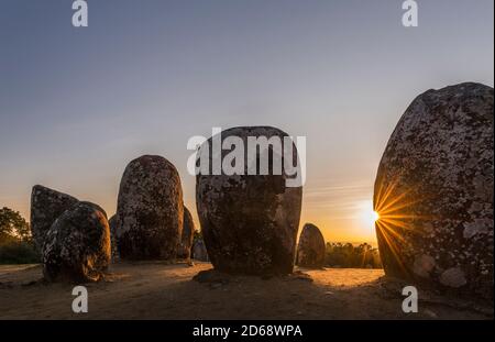 Almendres Cromlech (Cromeleque dos Almendres), ein ovaler Steinkreis aus der späten jungsteinzeit oder frühen Kupferzeit. Europa, Südeuropa, P Stockfoto