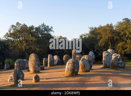 Almendres Cromlech (Cromeleque dos Almendres), ein ovaler Steinkreis aus der späten jungsteinzeit oder frühen Kupferzeit. Europa, Südeuropa, P Stockfoto