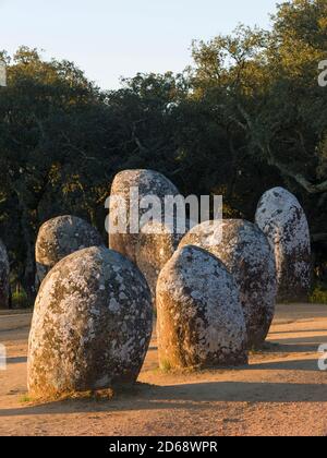 Almendres Cromlech (Cromeleque dos Almendres), ein ovaler Steinkreis aus der späten jungsteinzeit oder frühen Kupferzeit. Europa, Südeuropa, P Stockfoto