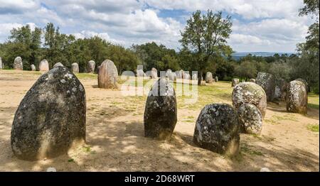 Almendres Cromlech (Cromeleque dos Almendres), ein ovaler Steinkreis aus der späten jungsteinzeit oder frühen Kupferzeit. Europa, Südeuropa, P Stockfoto