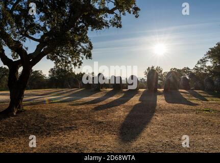 Almendres Cromlech (Cromeleque dos Almendres), ein ovaler Steinkreis aus der späten jungsteinzeit oder frühen Kupferzeit. Europa, Südeuropa, P Stockfoto