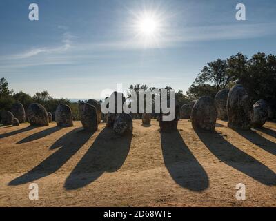 Almendres Cromlech (Cromeleque dos Almendres), ein ovaler Steinkreis aus der späten jungsteinzeit oder frühen Kupferzeit. Europa, Südeuropa, P Stockfoto