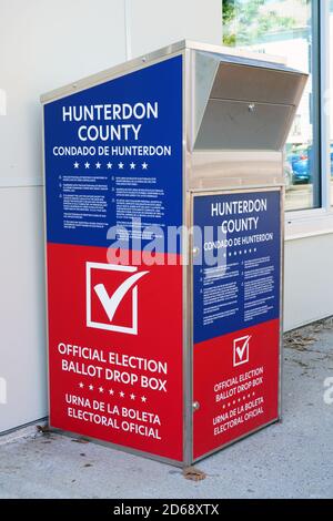 LAMBERTVILLE, NJ -3 OCT 2020- Blick auf eine offizielle Wahlurnenabgabebox auf der Straße in Lambertville, Hunterdon County, New Jersey, United Sta Stockfoto