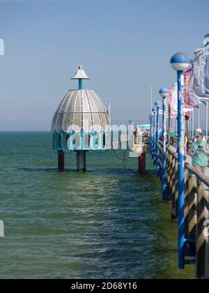 Pier mit Diving bell für Touristen an der Seebrücke in Zingst. Europa, Deutschland, Vorlaeufiges amtliches, Juni Stockfoto