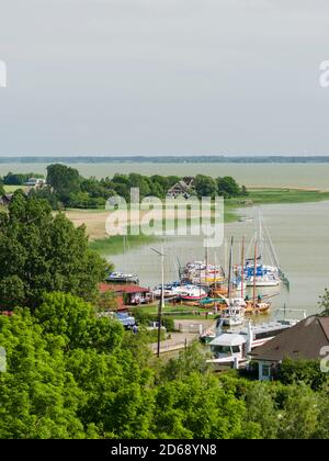 Hafen von Wustrow am Saaler Bodden. Wustrow auf der Halbinsel Fischland. Europa, Deutschland, Vorpommern, Juni Stockfoto