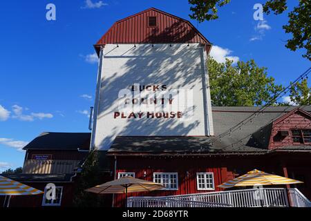 NEW HOPE, PA -3 Okt 2020- Blick auf das berühmte Bucks County Playhouse Theater in New Hope, Pennsylvania, gegenüber dem Delaware River von Lambertville, NJ Stockfoto