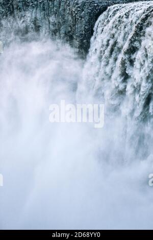 Kraftvoller Wasserfall und Sprühhintergrund - Dettifoss ist ein Wasserfall Im Vatnajökull Nationalpark im Nordosten Islands Stockfoto