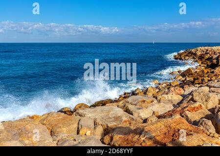 Panoramablick auf die steinerne Mittelmeerküste und Strände in südlichen Stadtteilen der Metropole Tel Aviv vom Midron Yaffo Park in Tel Aviv Jaffo aus gesehen, Stockfoto