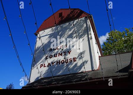 NEW HOPE, PA -3 Okt 2020- Blick auf das berühmte Bucks County Playhouse Theater in New Hope, Pennsylvania, gegenüber dem Delaware River von Lambertville, NJ Stockfoto