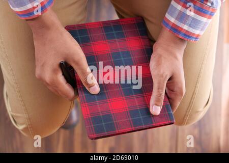 Nahaufnahme der Hand, die den Notizblock hält. Stockfoto