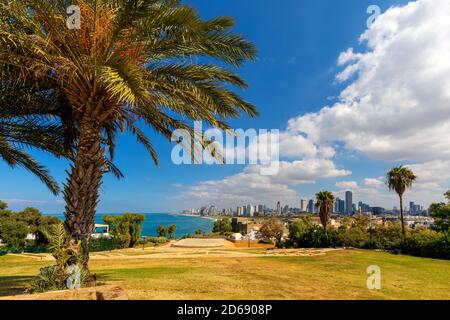 Tel Aviv Yafo, Gush Dan / Israel - 2017/10/11: Panoramablick auf die Innenstadt von Tel Aviv an der Mittelmeerküste und Geschäftsviertel von der Altstadt aus gesehen Stockfoto