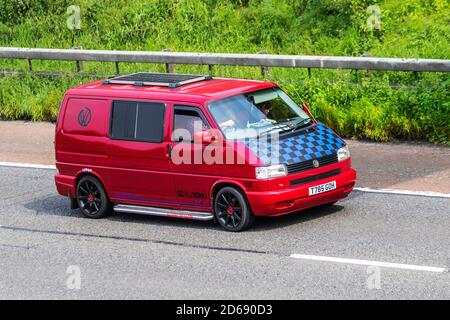 1999 VW Volkswagen T4 800 Special TD SWB; Fahrzeugverkehr, Fahrzeuge bewegen, Autos, Fahrzeug fahren auf britischen Straßen, Motoren, Fahren auf der Autobahn M6 Autobahn UK Straßennetz. Stockfoto