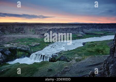 Hafragilsfoss Wasserfall in der Dämmerung und der Jökulsá á Fjöllum River in der Nähe des Dettifoss in der Jökulságljúfur Canyon, Island. Stockfoto