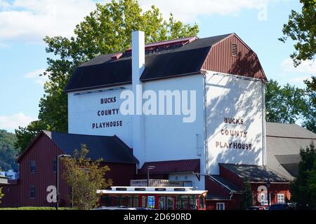 NEW HOPE, PA -3 Okt 2020- Blick auf das berühmte Bucks County Playhouse Theater in New Hope, Pennsylvania, gegenüber dem Delaware River von Lambertville, NJ Stockfoto