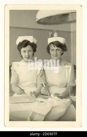 1950s Postkarte, Team von Krankenschwestern, Freunde, Theater Krankenschwestern, Großbritannien Stockfoto