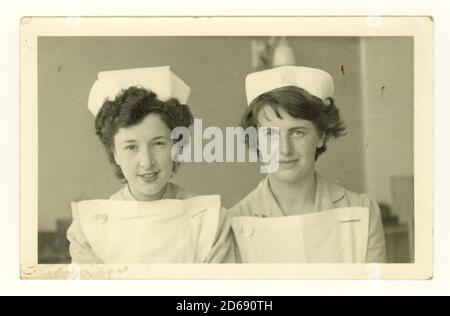 1950s Postkarte, Team von Krankenschwestern, Freunde, Theater Krankenschwestern, Großbritannien Stockfoto