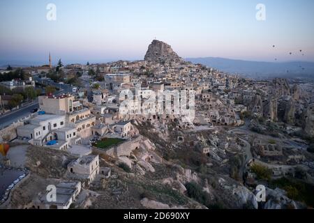Schöne Aussicht über die Stadt Ortahisar, Kappadokien, Türkei. Stockfoto