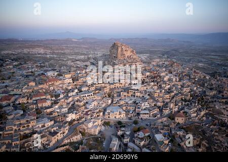 Draufsicht auf die Stadt Ortahisar bei Sonnenuntergang. Stockfoto