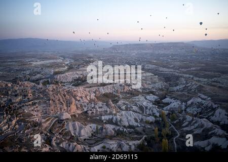 Landschaft mit Heißluftballons fliegen über die Berge der alten Höhlenstadt Uchisar. Stockfoto