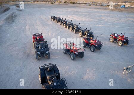 ATV Quad-Bikes auf einer sandigen Straße. Stockfoto