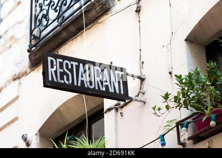 Schild für ein Vintage-Restaurant auf einem Mietshaus. Stockfoto