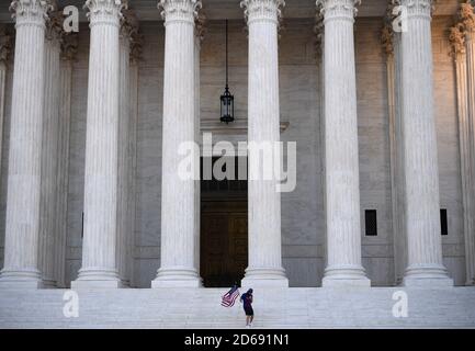 Washington, Usa. Oktober 2020. Am Donnerstag, den 15. Oktober 2020, winkt ein Protestor auf den Stufen des Obersten Gerichtshofs in Washington, DC, mit einer amerikanischen Flagge. Foto von Kevin Dietsch/UPI Kredit: UPI/Alamy Live News Stockfoto