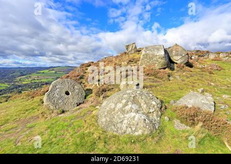 Millstone below Curbar Edge near Calver, Derbyshire, Peak District National Park, England, Großbritannien. Stockfoto