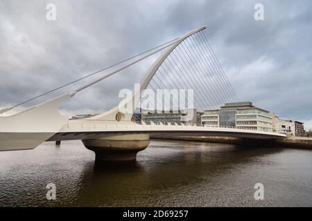 Dublin, Irland - 09. November 2015: Samuel Beckett Bridge, harfenförmig über dem Liffey River . Stockfoto