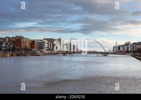 Dublin, Irland - 09. November 2015: Samuel Beckett Bridge, harfenförmig über dem Liffey River . Stockfoto